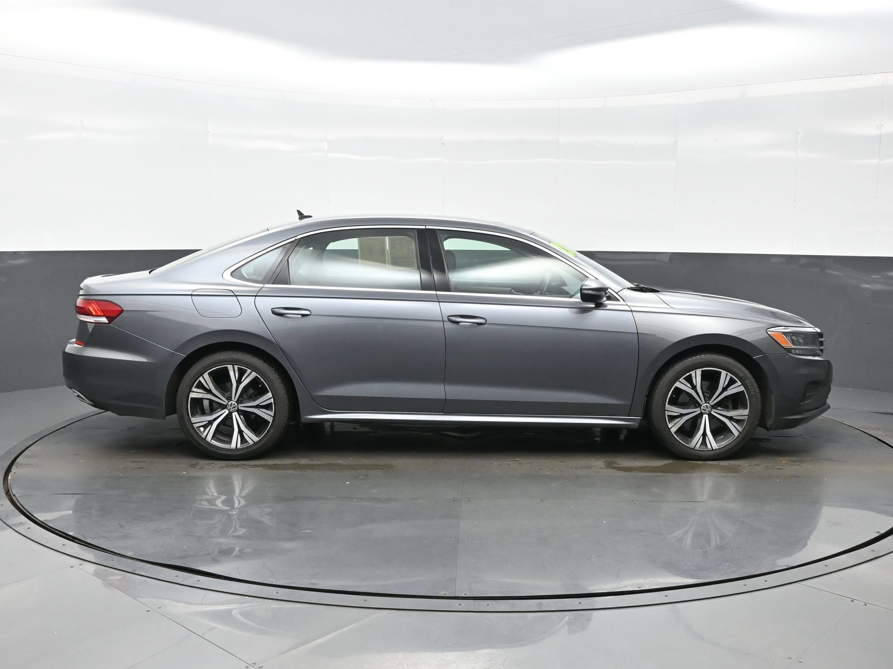 Used 2021 Volkswagen Passat 2.0T SE FWD image 5