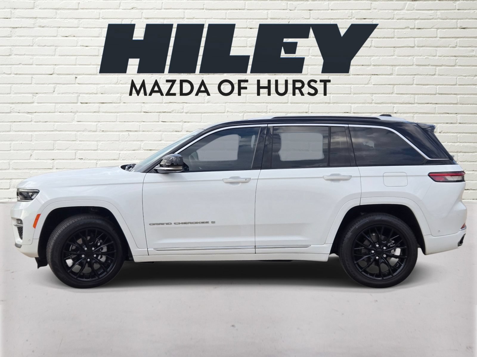 Used 2022 Jeep Grand Cherokee Summit w/ Luxury Tech Group V AWD/4WD image 3