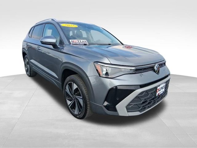 Used 2025 Volkswagen Taos SE image 4