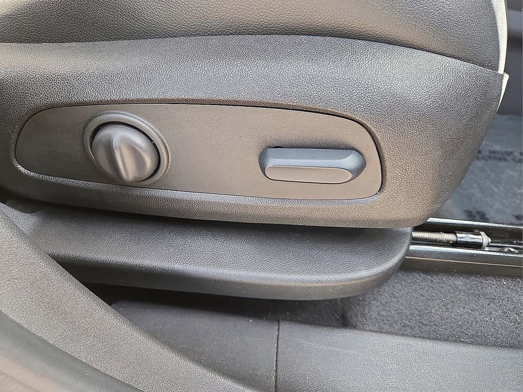 Used 2024 GMC Terrain SLT image 15