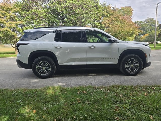 Used 2025 Chevrolet Traverse LT image 9