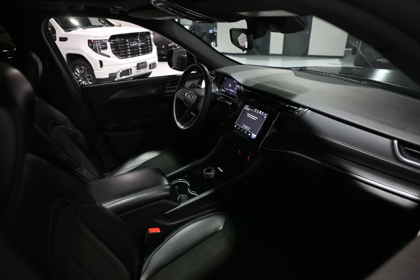 Used 2023 Jeep Grand Cherokee Altitude AWD/4WD image 13