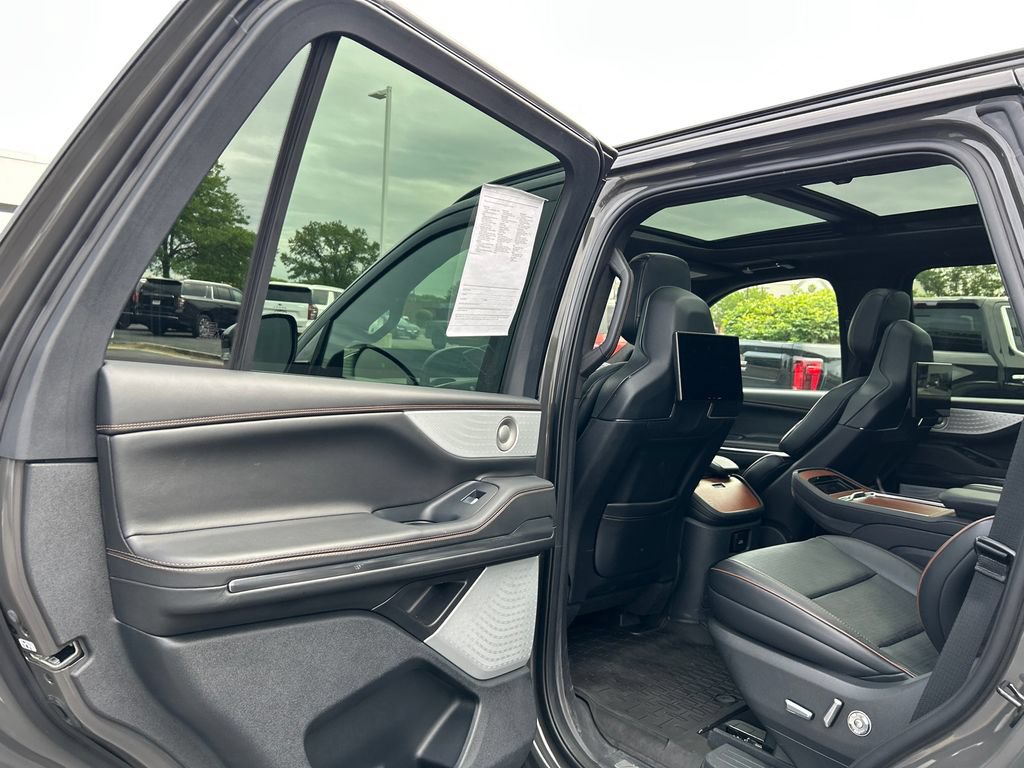Used 2025 Lincoln Navigator Black Label AWD/4WD image 35