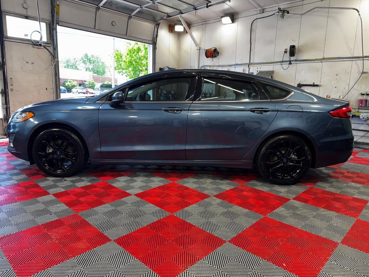 Used 2019 Ford Fusion SE w/ Equipment Group 151A FWD image 4