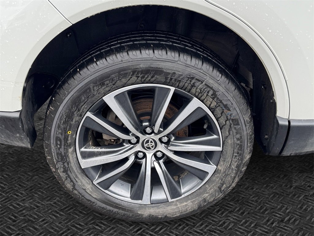 Used 2023 Toyota Venza LE image 12