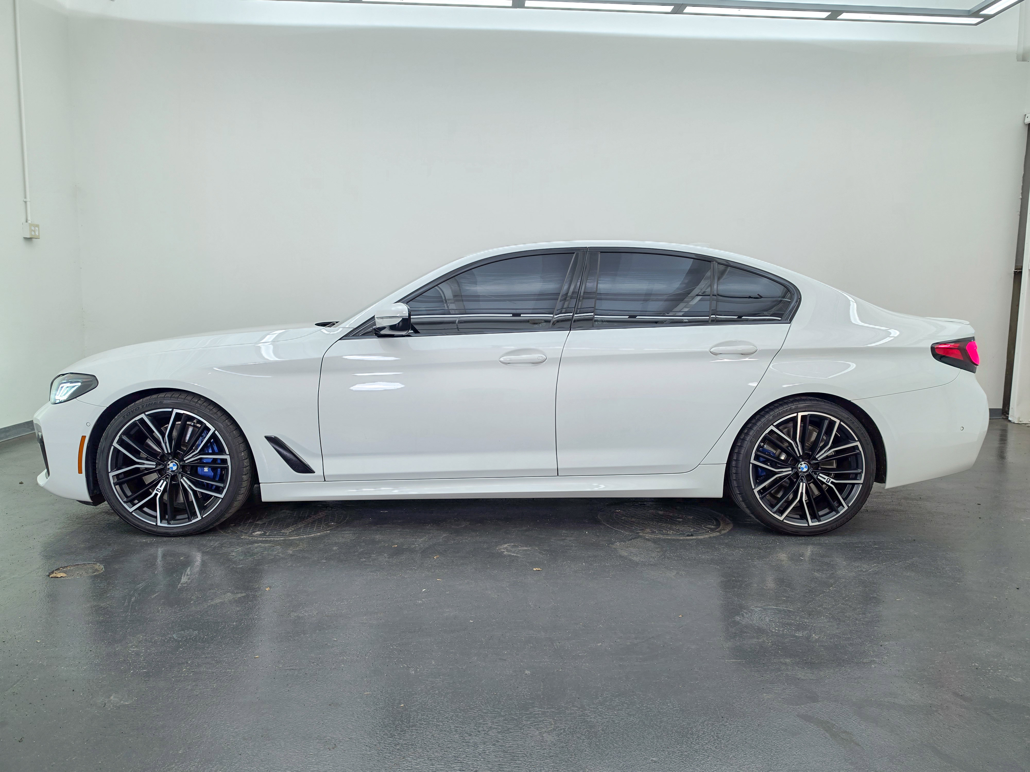 Used 2022 BMW M550i xDrive w/ Premium Package AWD/4WD image 6