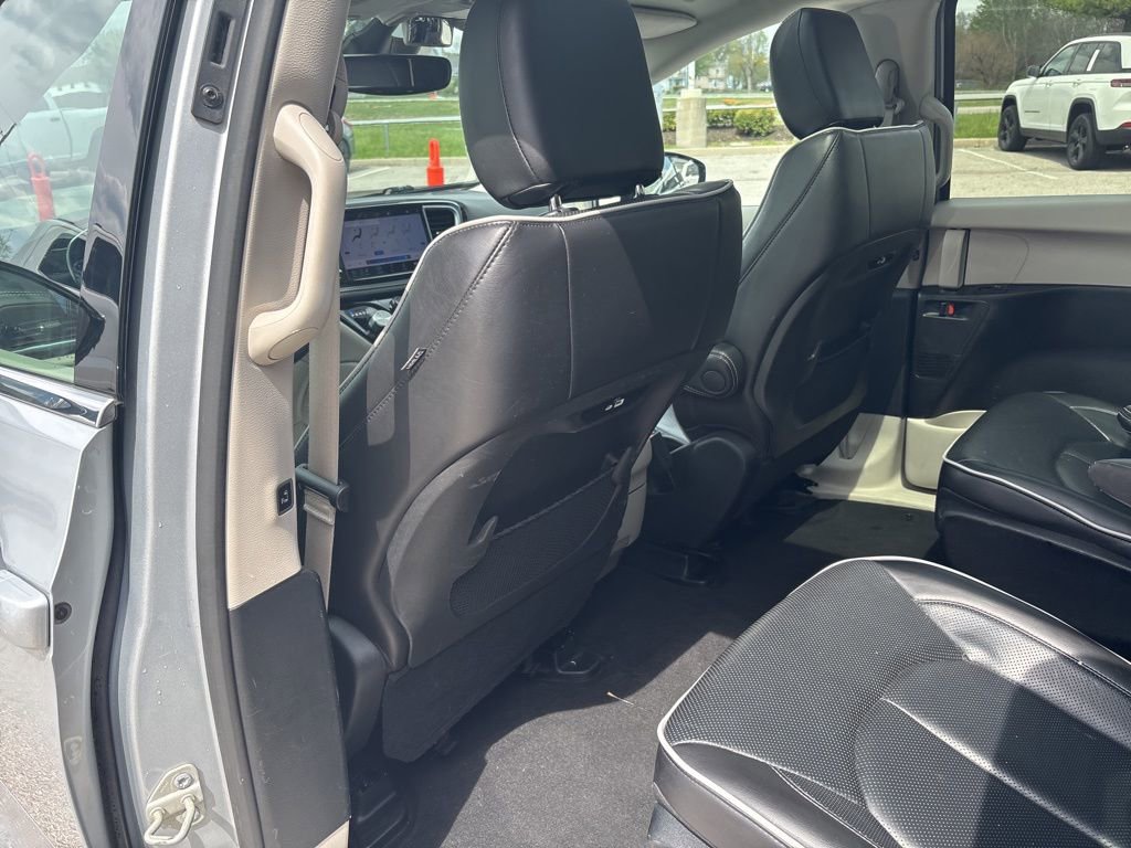 Used 2023 Chrysler Pacifica Limited image 39