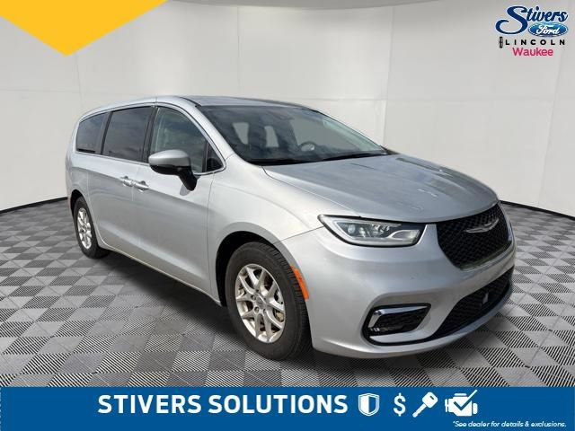Used 2023 Chrysler Pacifica Touring-L FWD image 3