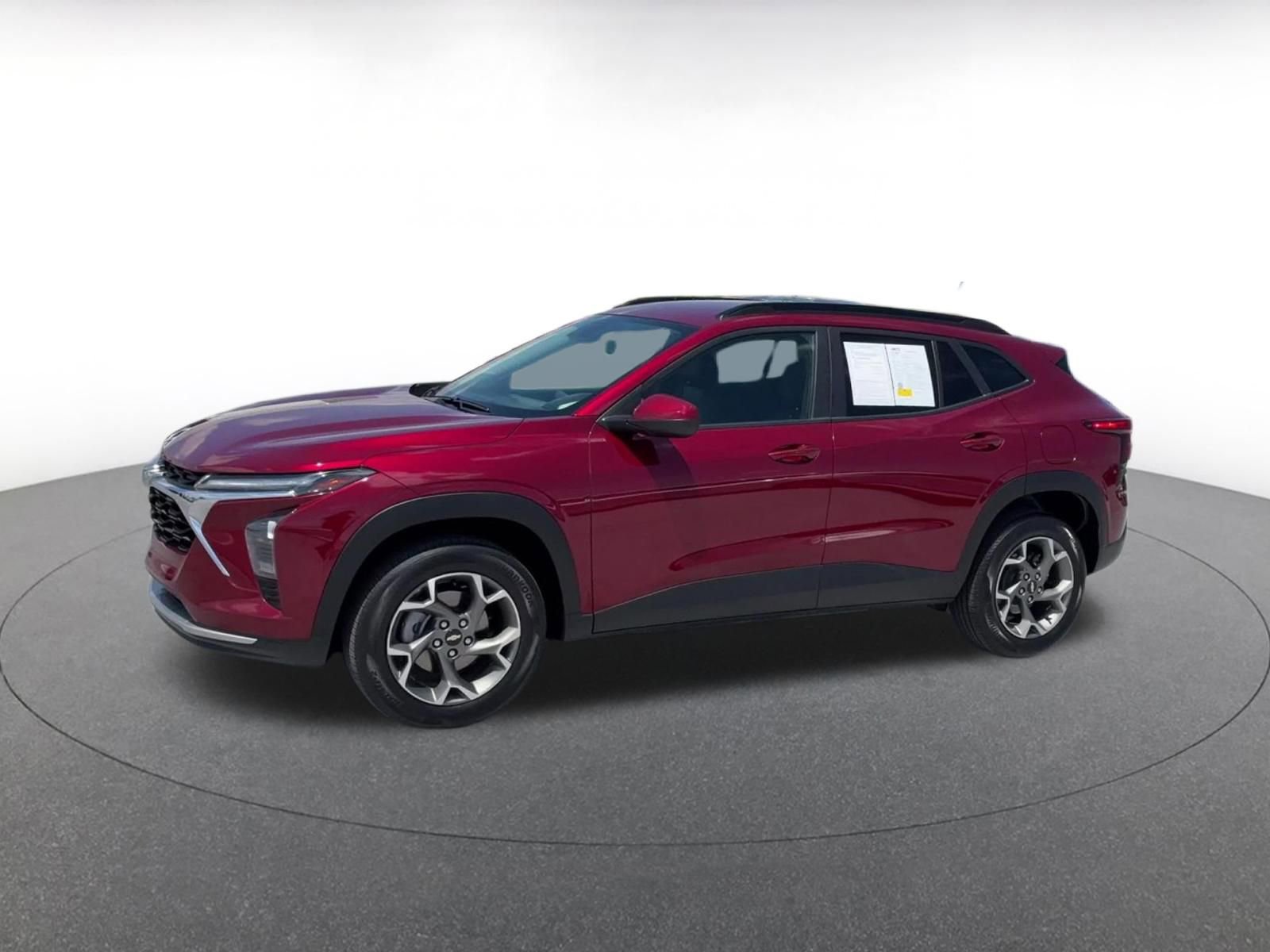 Used 2025 Chevrolet Trax LT FWD image 8