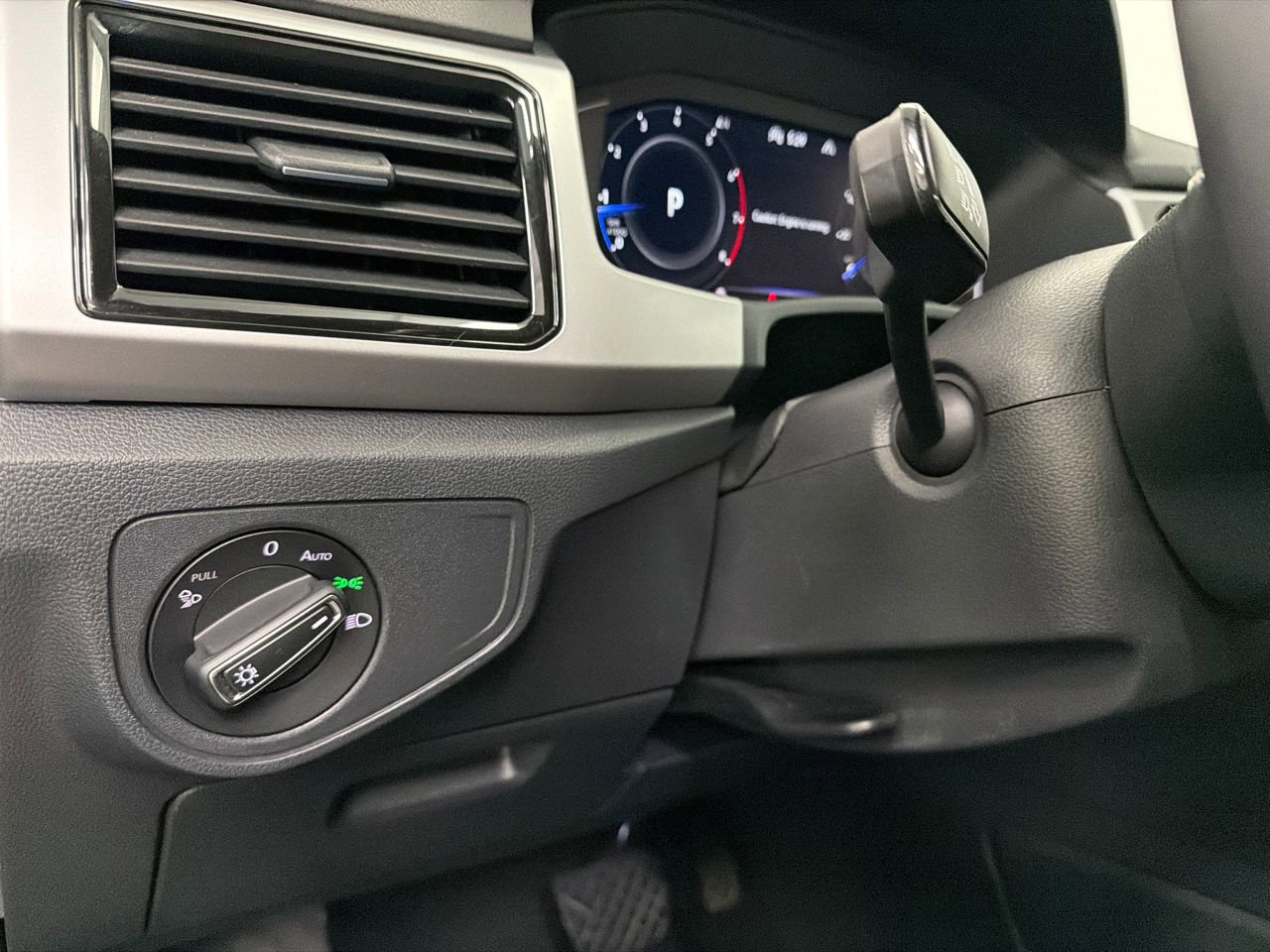 Used 2023 Volkswagen Atlas SE image 32