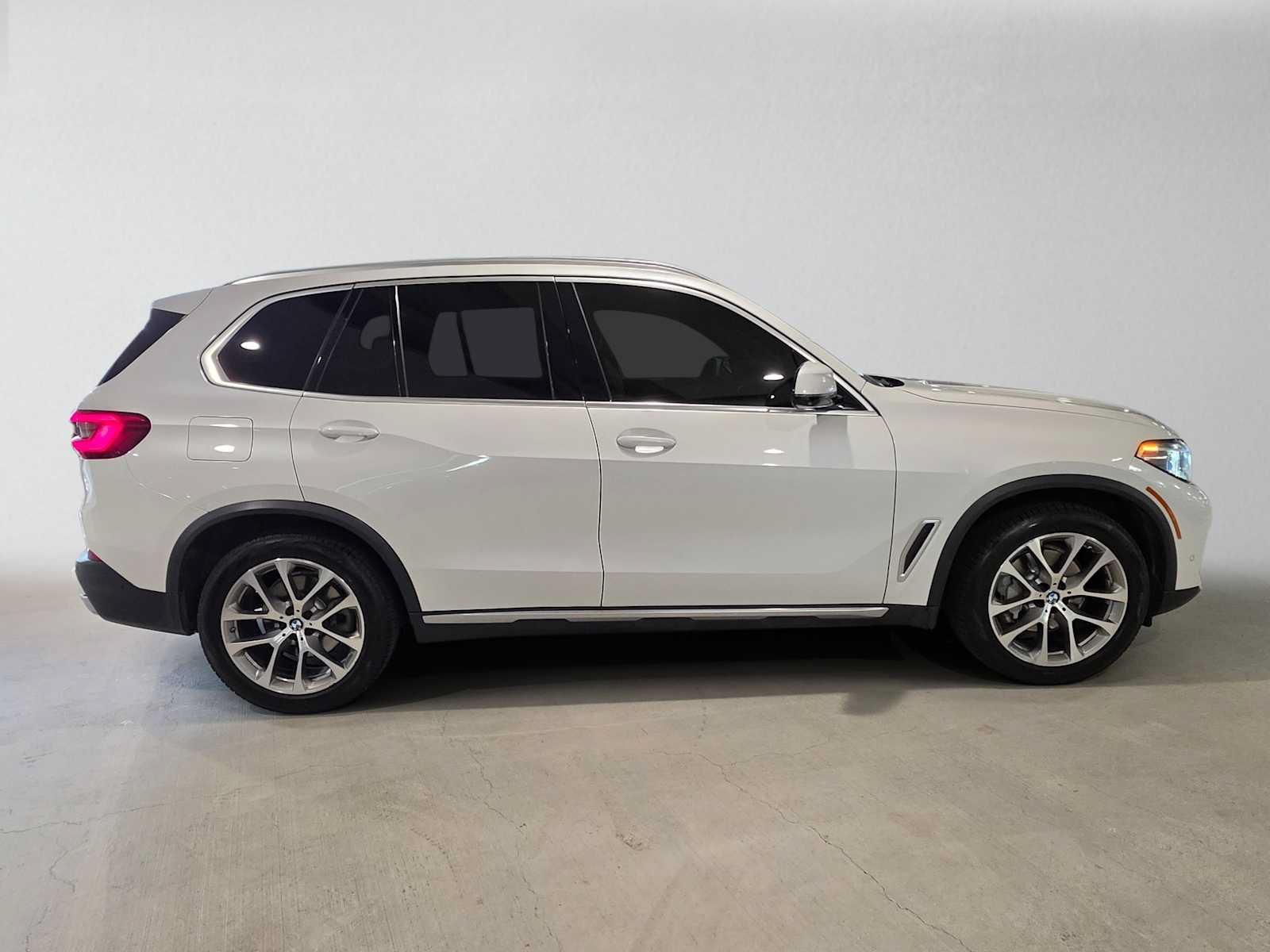 Used 2019 BMW X5 xDrive40i w/ Premium Package AWD/4WD image 2
