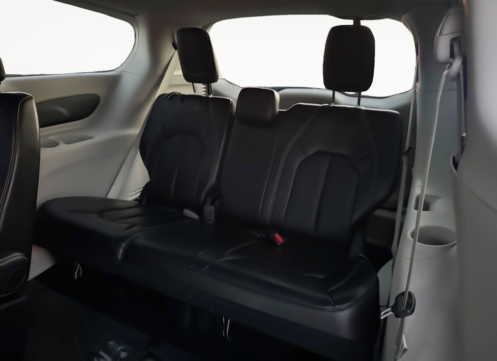 Used 2024 Chrysler Pacifica Touring-L image 27