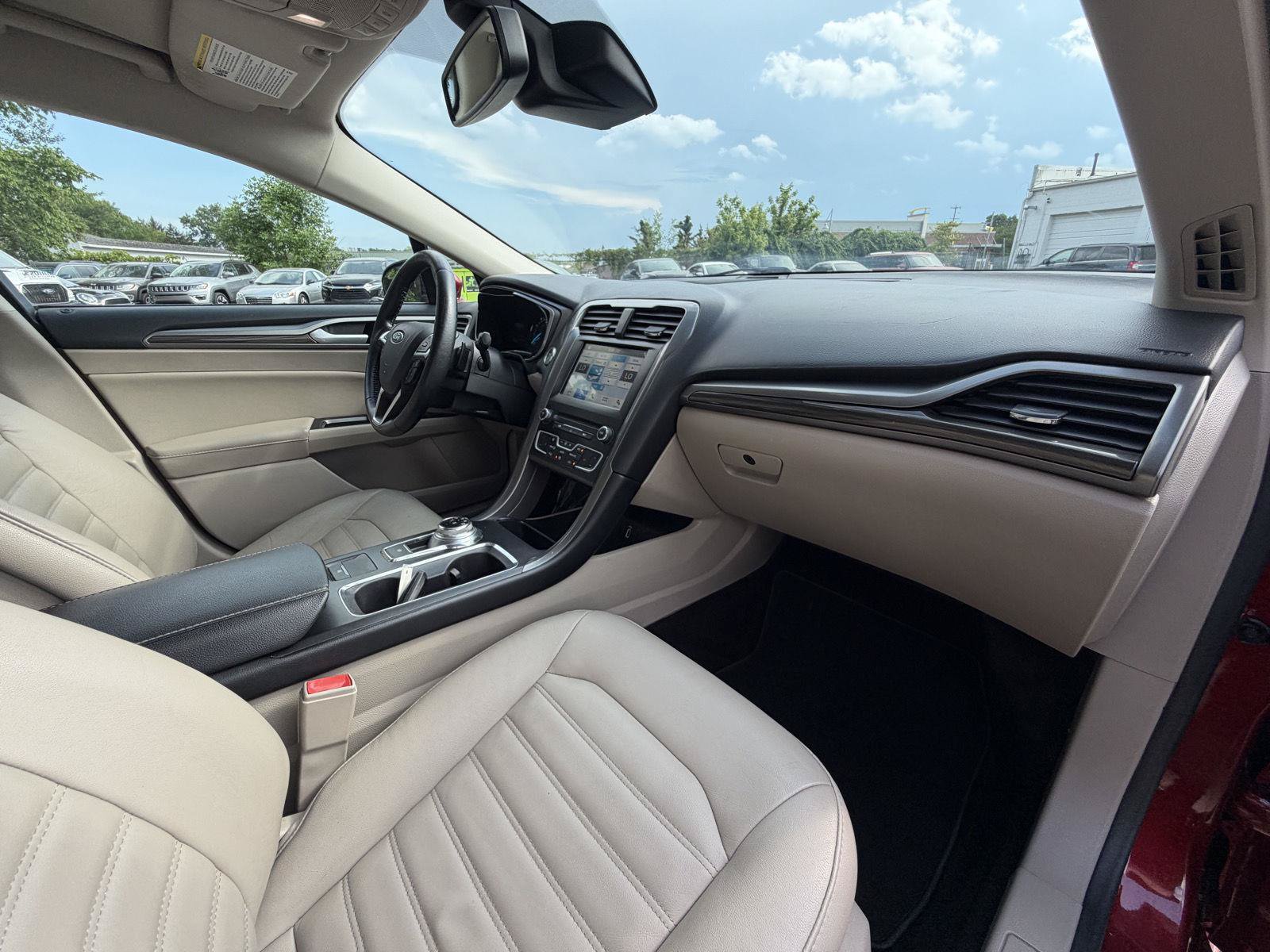 Used 2017 Ford Fusion SE w/ Fusion SE Technology Package FWD image 28