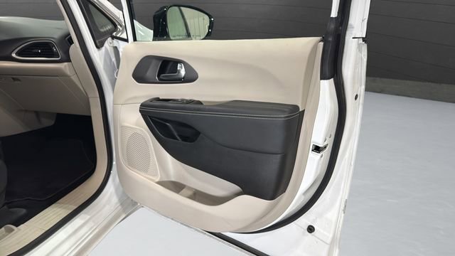 Used 2024 Chrysler Pacifica Touring-L image 31