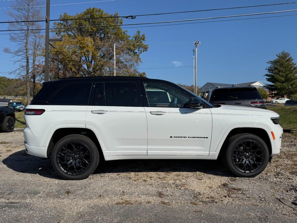 New 2025 Jeep Grand Cherokee Summit image 2