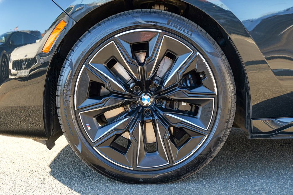 Used 2023 BMW 740i w/ Parking Assistance Package image 15