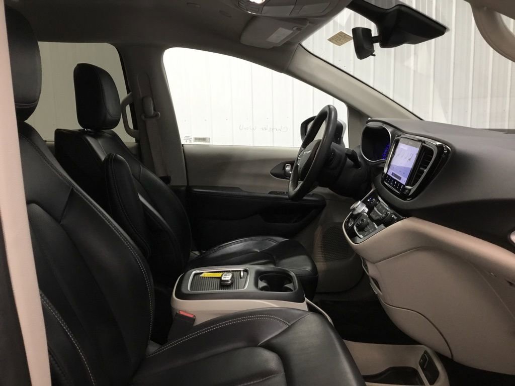 Used 2023 Chrysler Pacifica Touring-L image 21