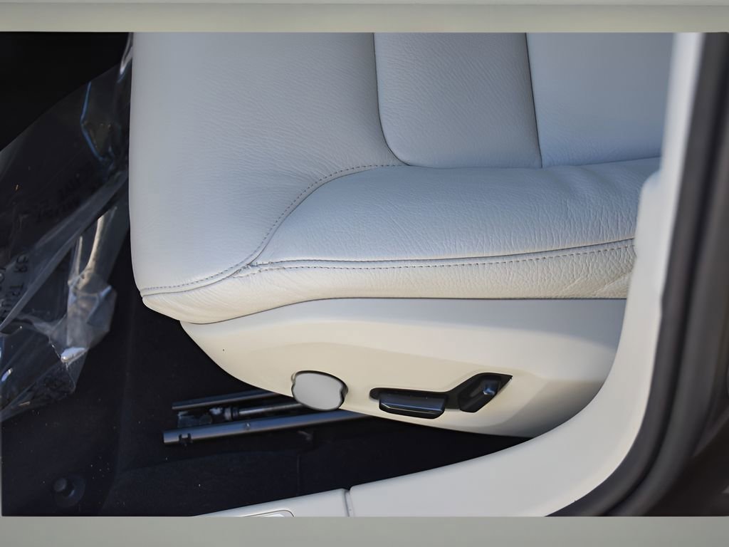 Used 2025 Volvo S60 B5 Plus FWD image 31