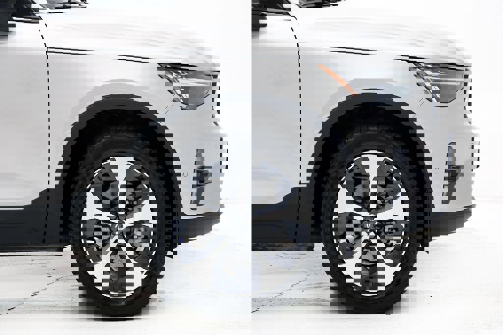 Used 2025 Volvo XC40 B5 Plus image 4