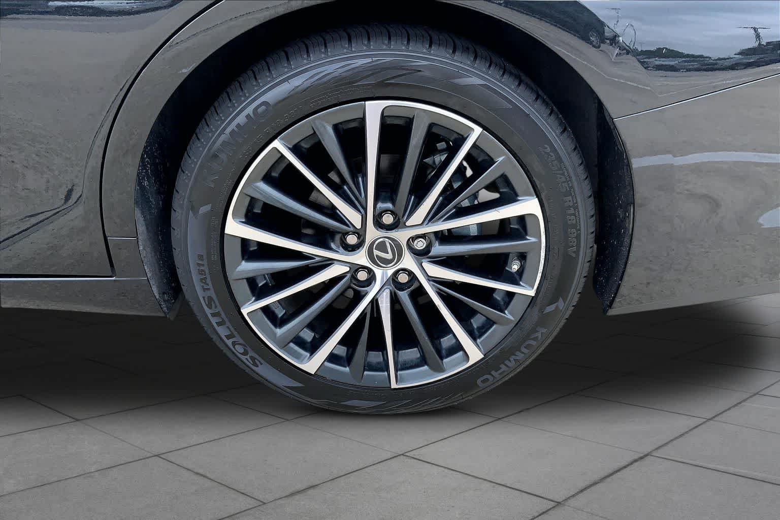 Used 2022 Lexus ES 350 w/ Premium Package FWD image 11