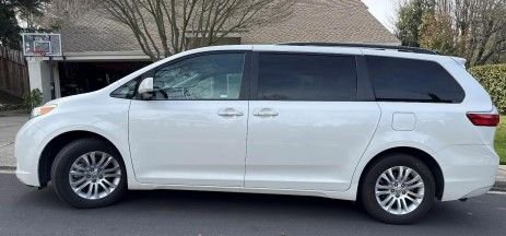 Used 2017 Toyota Sienna XLE Premium image 3