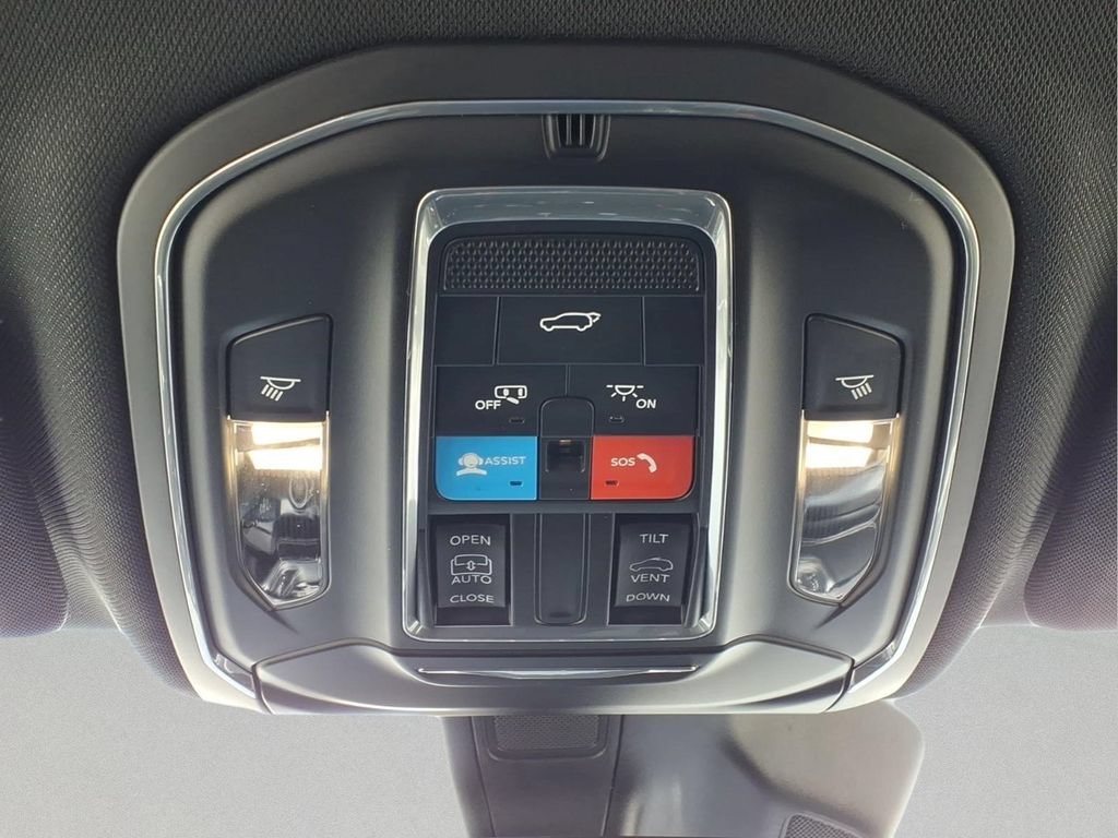 Used 2023 Jeep Grand Cherokee Altitude AWD/4WD image 21