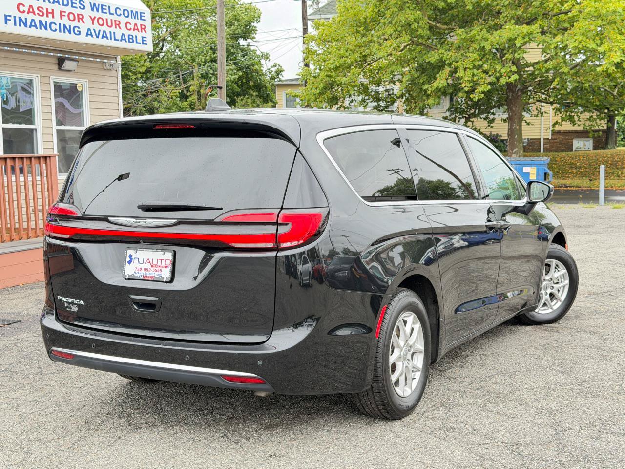 Used 2023 Chrysler Pacifica Touring-L FWD image 96