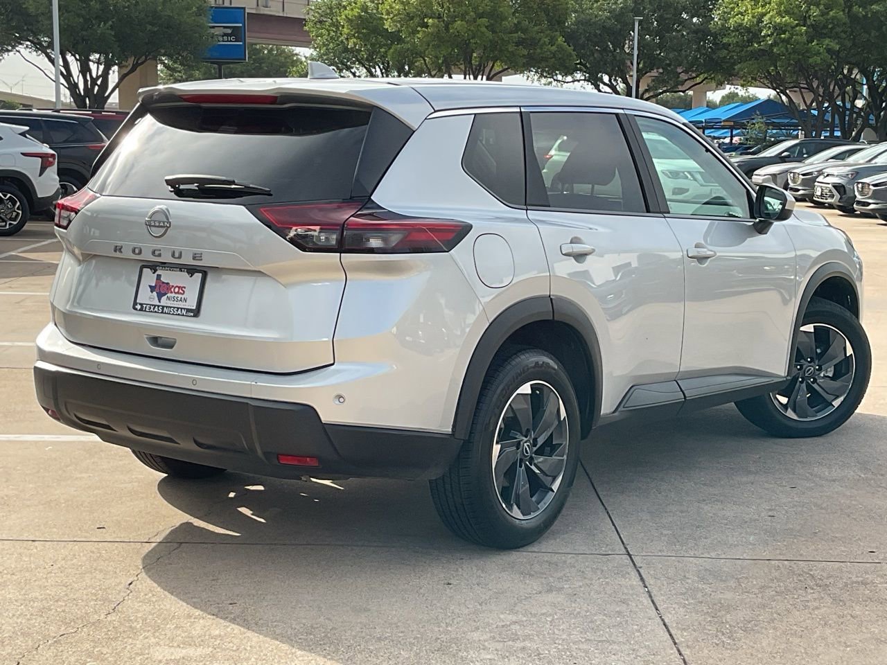 Used 2025 Nissan Rogue SV image 5