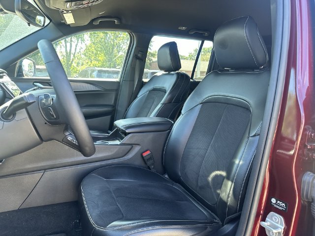 Used 2024 Jeep Grand Cherokee Altitude AWD/4WD image 16