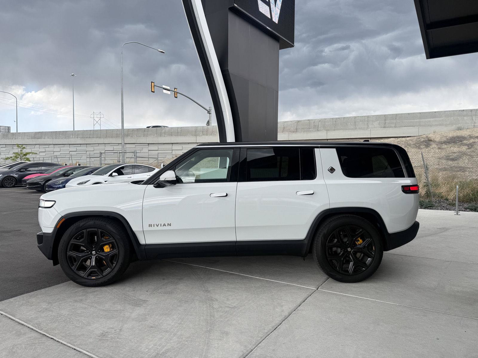 Used 2023 Rivian R1S Adventure AWD/4WD image 5