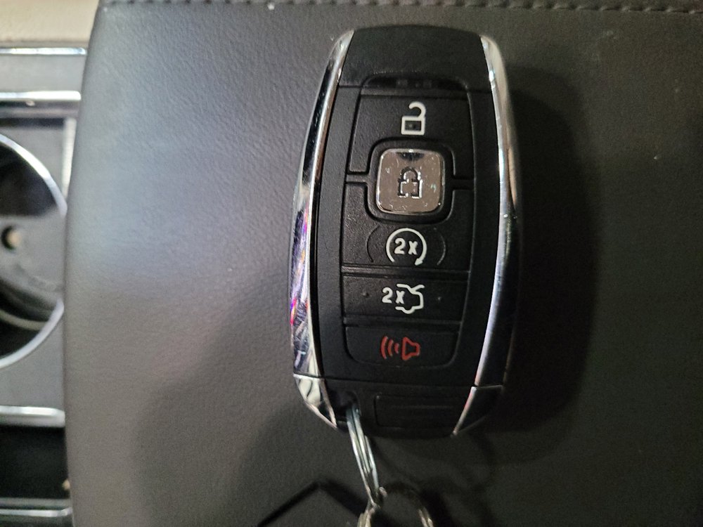 Used 2019 Lincoln Continental Select w/ Continental Climate Package image 32