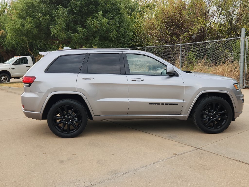 Used 2019 Jeep Grand Cherokee Altitude AWD/4WD image 4