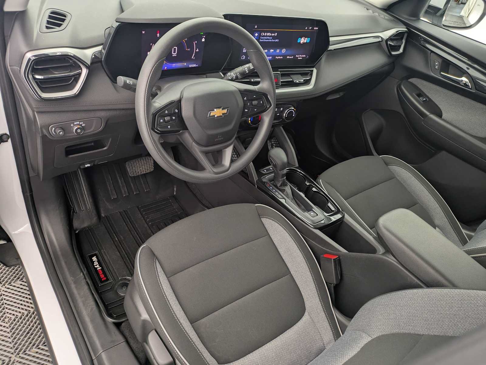 Used 2024 Chevrolet TrailBlazer LT w/ Driver Confidence Package FWD image 2