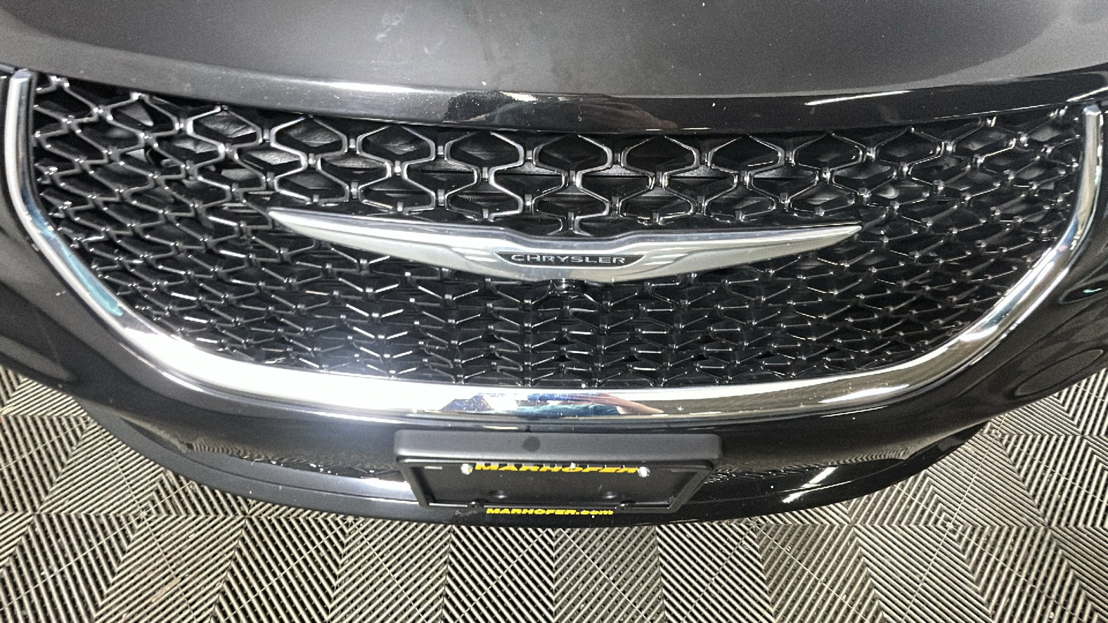 Used 2024 Chrysler Pacifica Touring-L FWD image 9