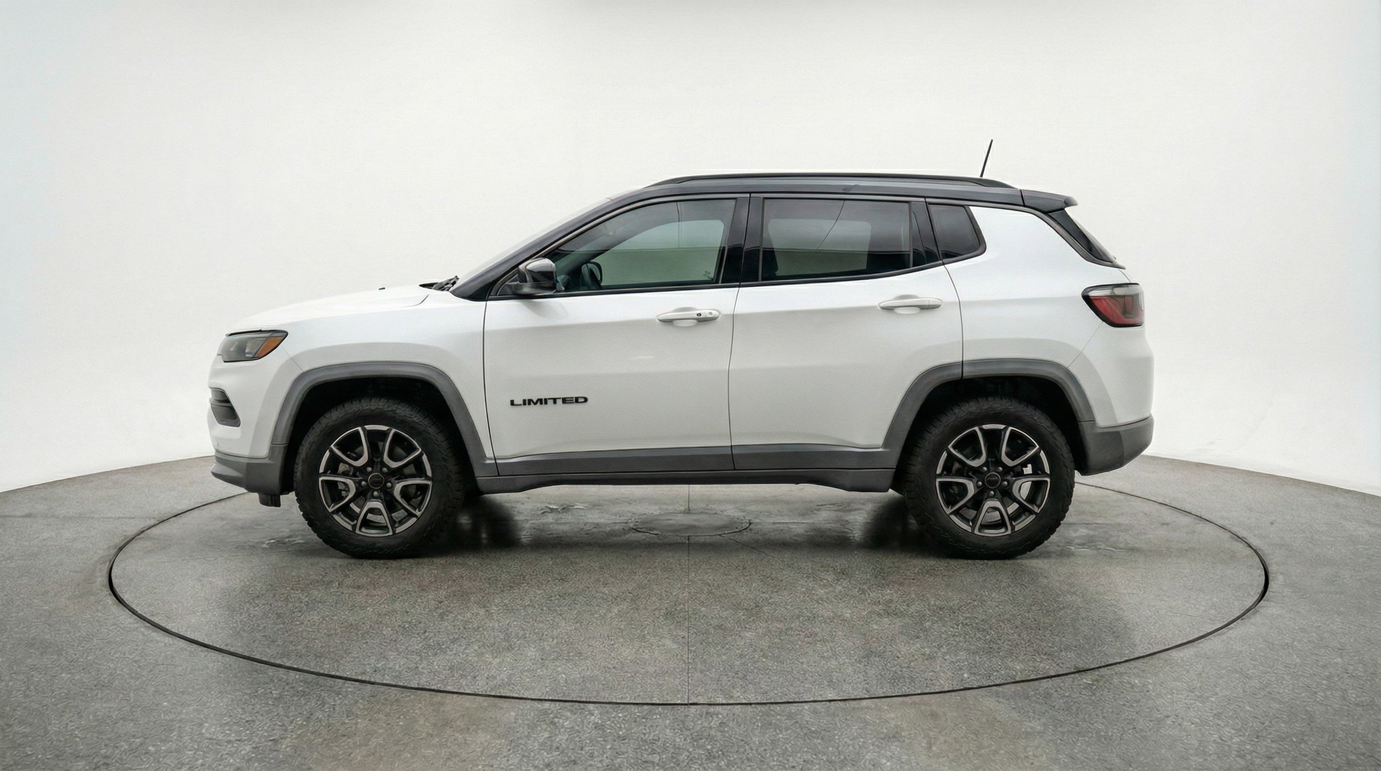 Used 2025 Jeep Compass Trailhawk AWD/4WD image 5