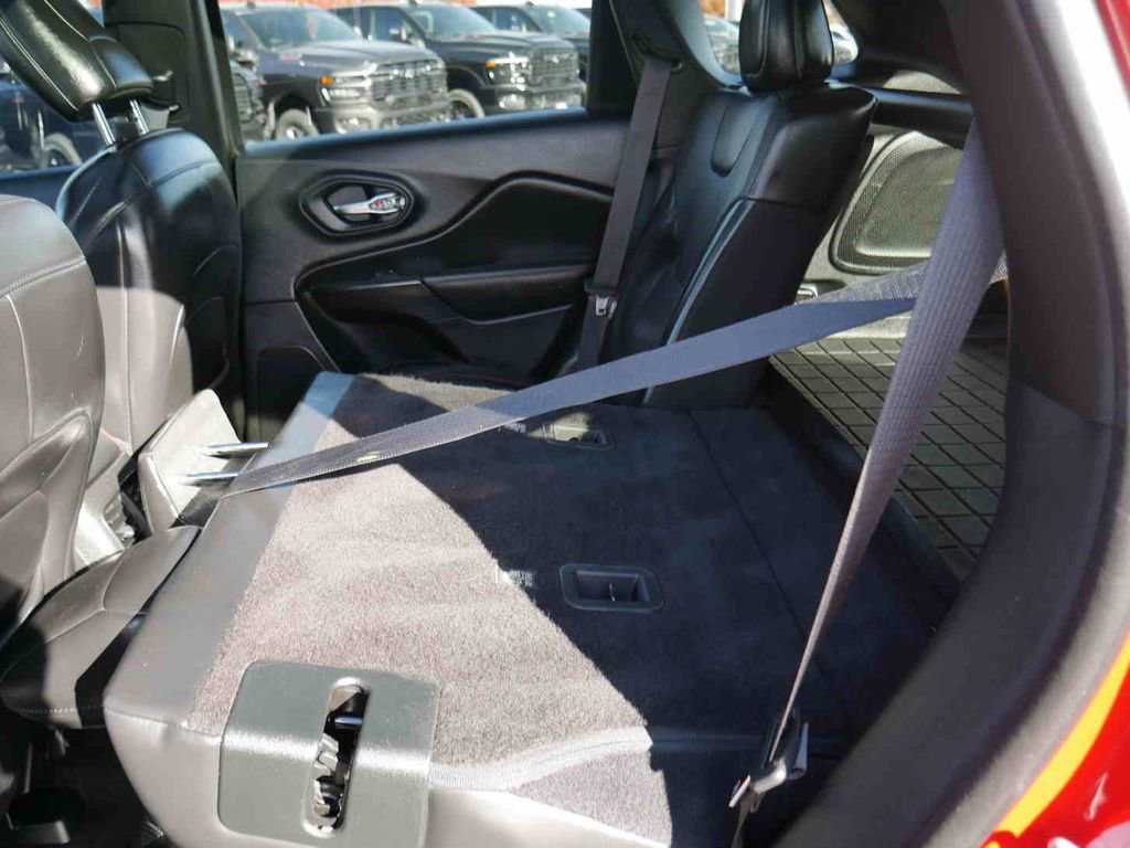 Used 2019 Jeep Cherokee Trailhawk image 16