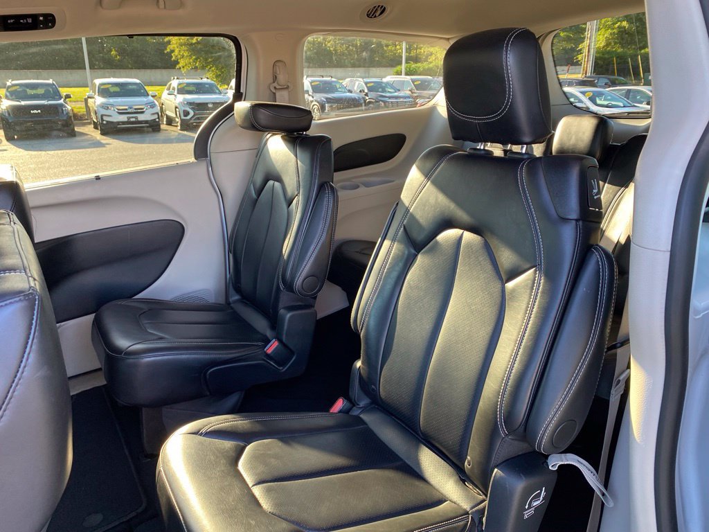 Used 2024 Chrysler Pacifica Touring-L FWD image 25
