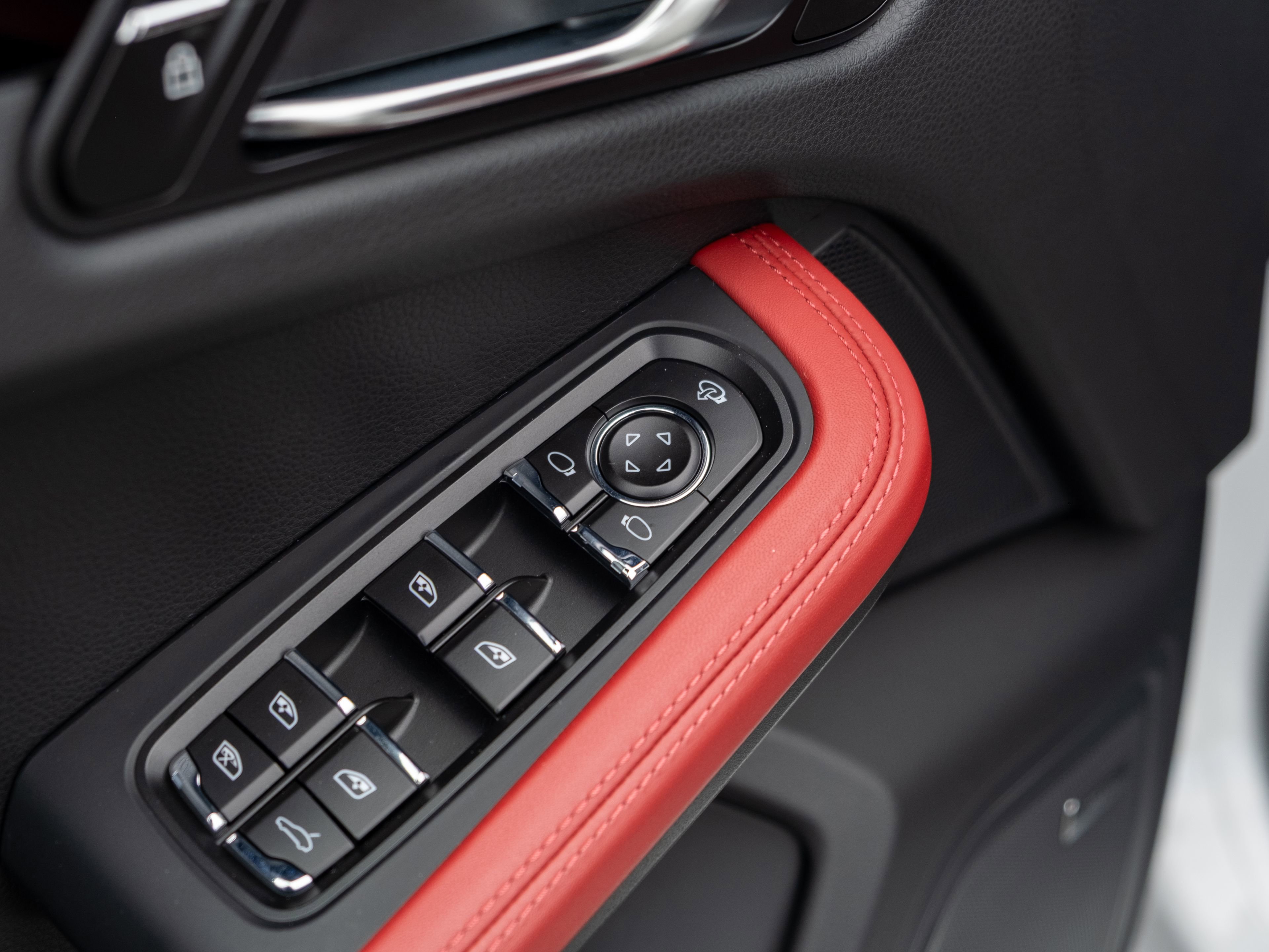 Certified 2025 Porsche Macan image 17