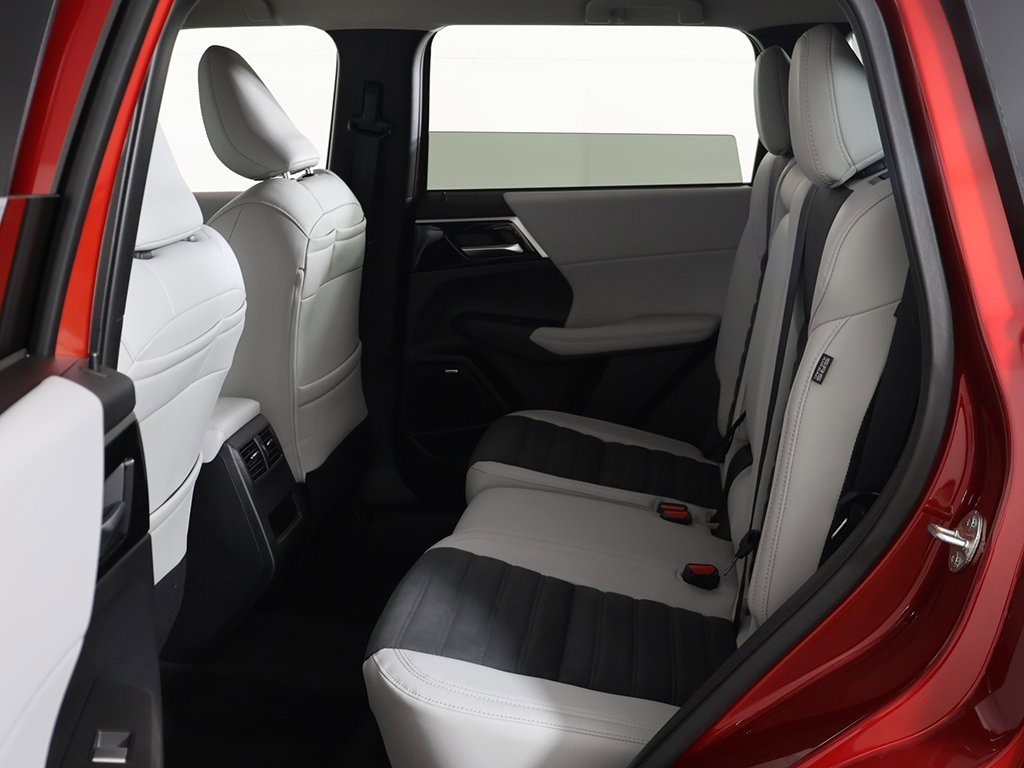 New 2025 Mitsubishi Outlander SE image 32