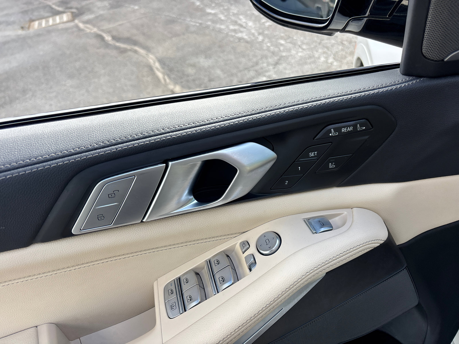 Used 2022 BMW X7 M50i w/ Cold Weather Package image 12