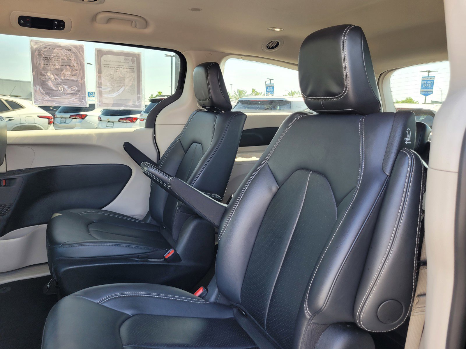 Used 2024 Chrysler Pacifica Limited FWD image 13
