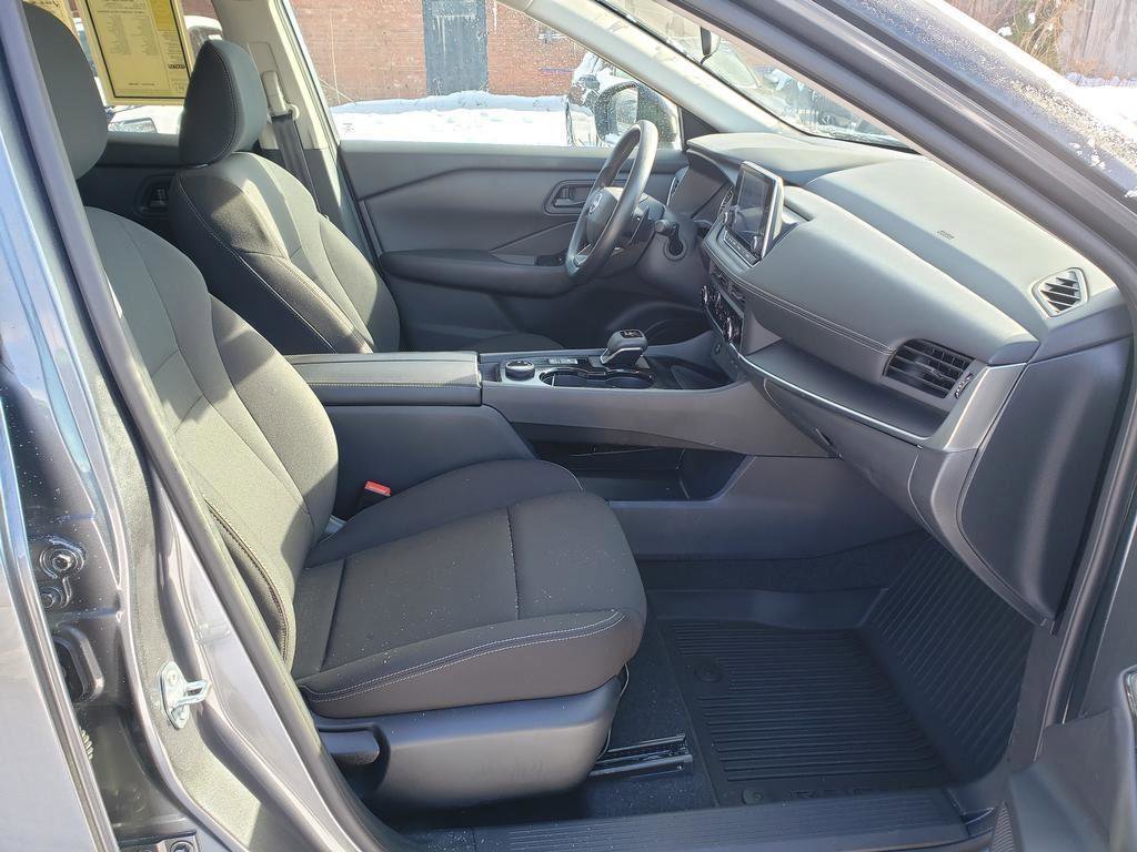 Used 2025 Nissan Rogue S image 23