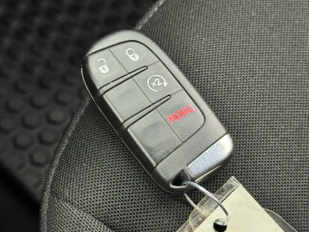 Used 2016 Jeep Renegade Latitude w/ Cold Weather Group FWD image 32