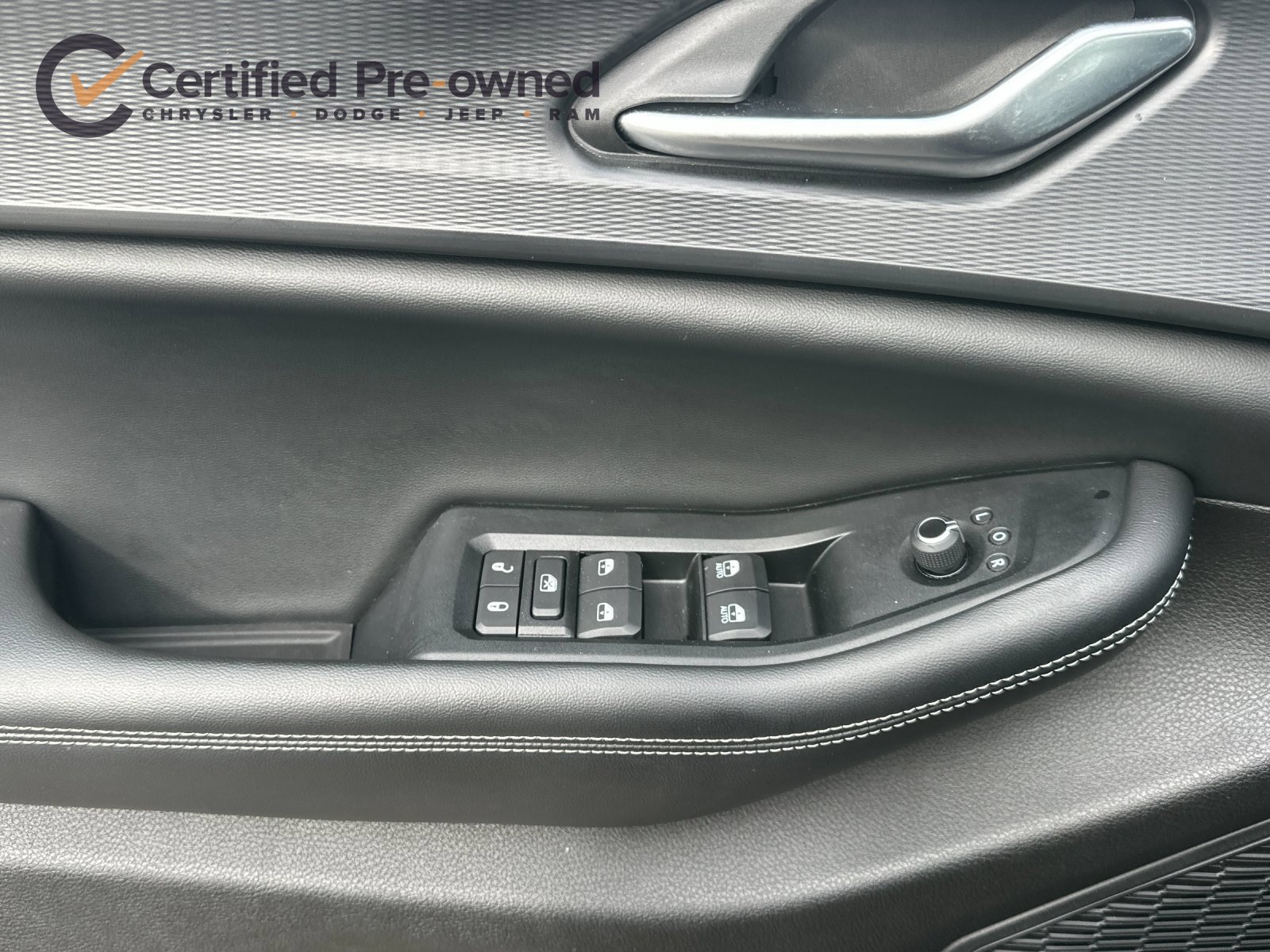 Used 2023 Jeep Grand Cherokee Laredo AWD/4WD image 12