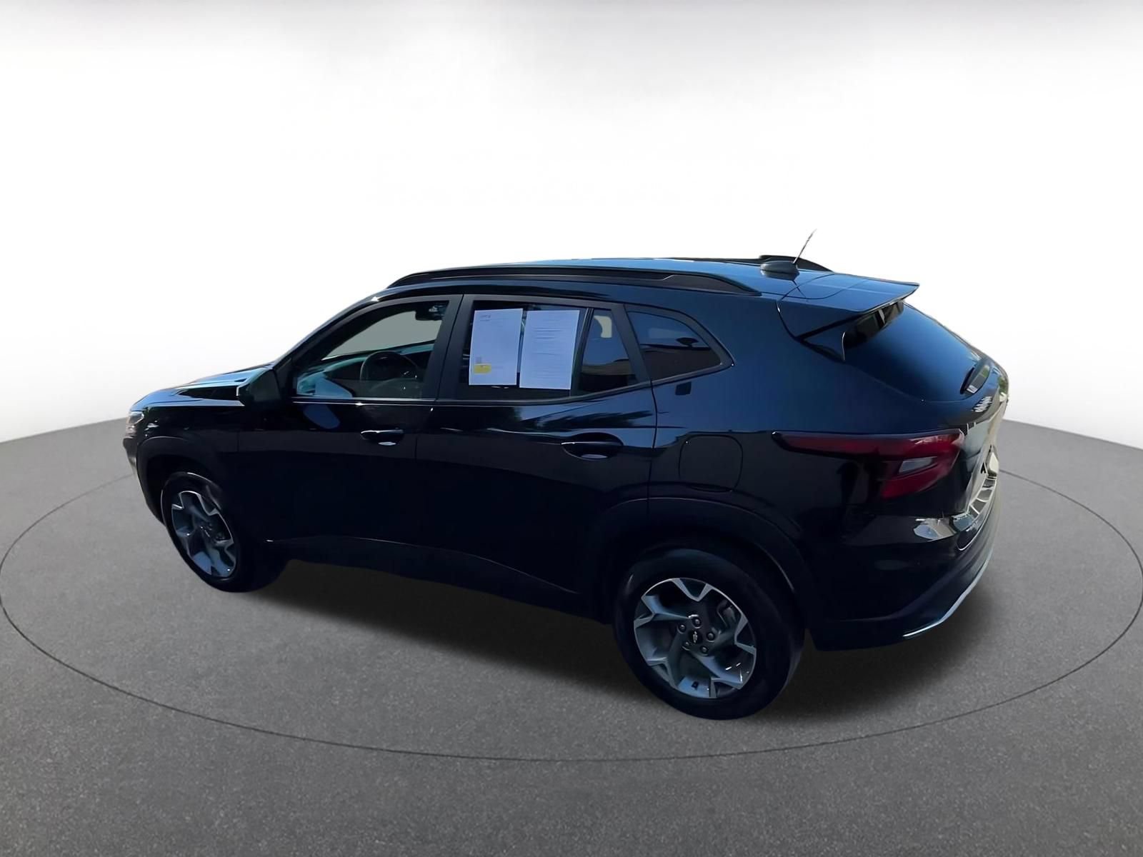 Used 2025 Chevrolet Trax LT FWD image 9