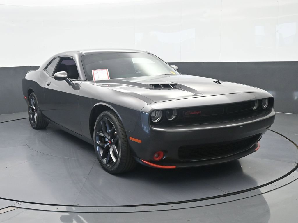 Used 2022 Dodge Challenger SXT w/ Driver Convenience Group RWD image 9