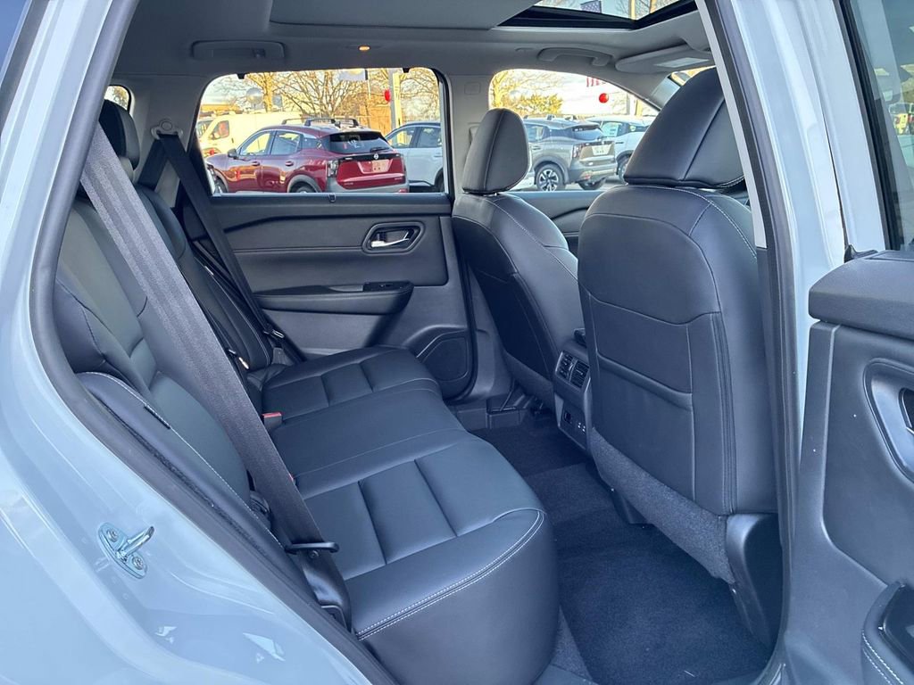 Used 2024 Nissan Rogue SL w/ SL Premium Package image 11