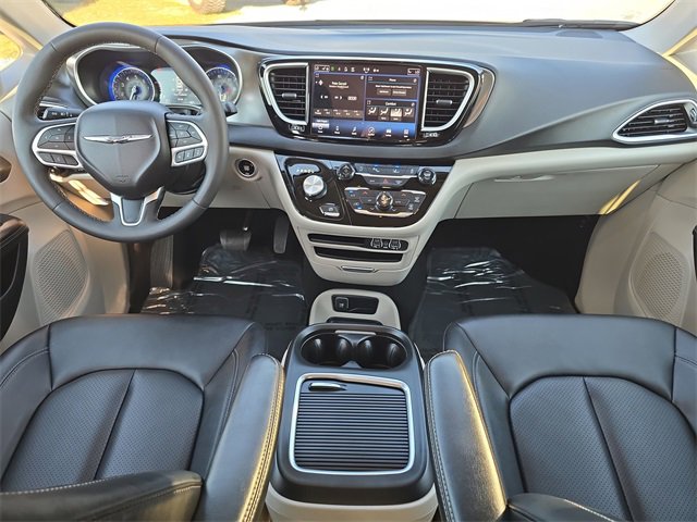 Certified 2024 Chrysler Pacifica Touring-L image 9