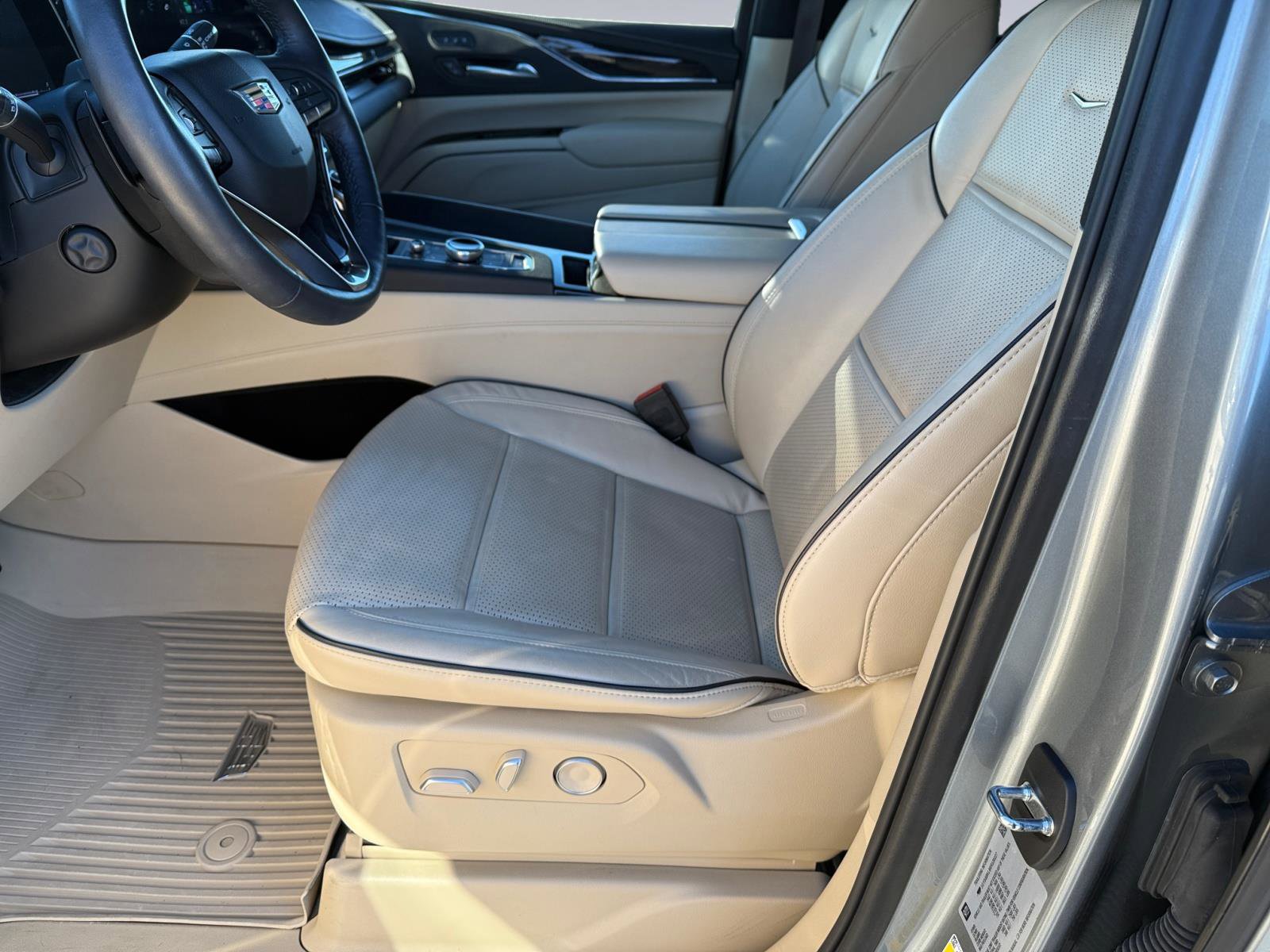 Certified 2024 Cadillac Escalade Premium Luxury image 11