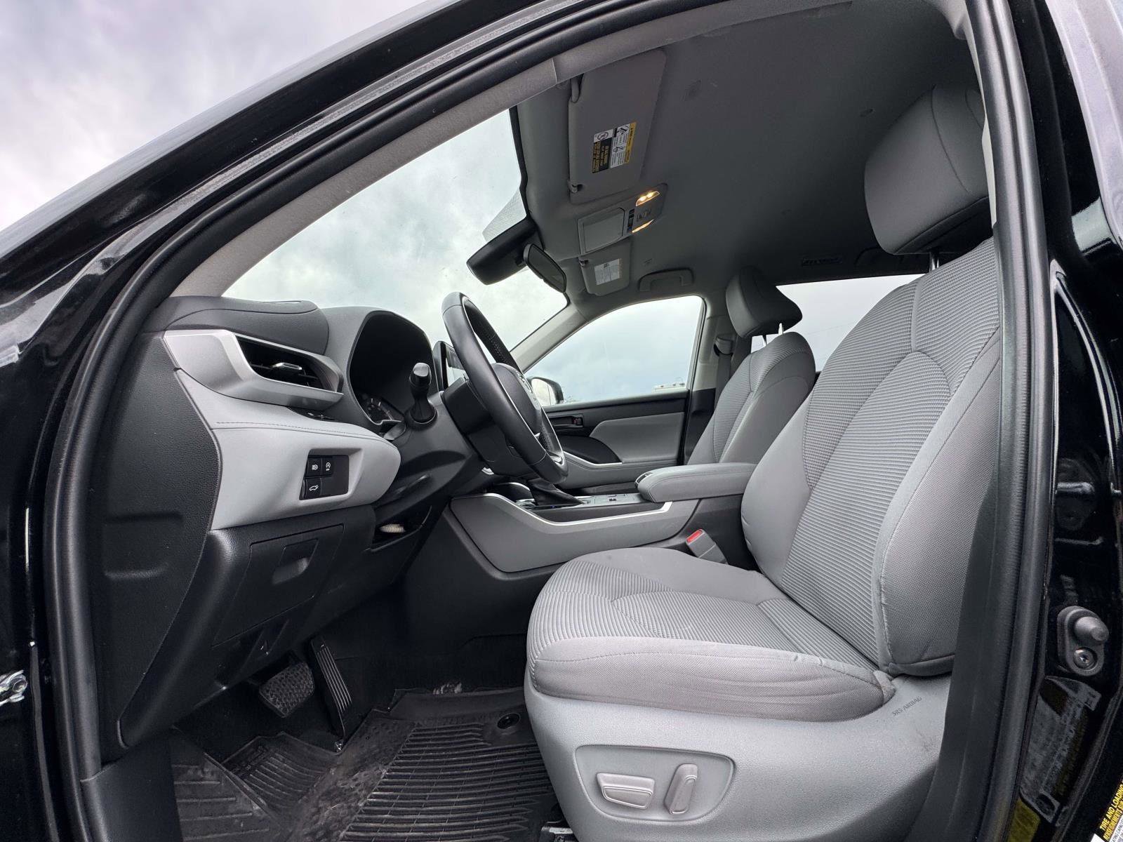 Used 2023 Toyota Highlander LE FWD image 13